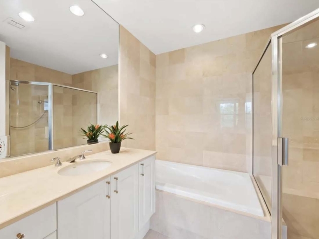 Longboat Key: Four Bedroom Beachfront bathroom